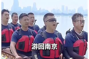像不像？刘军帅社媒晒照，海牛三将模仿曼联球员坐广告牌庆祝
